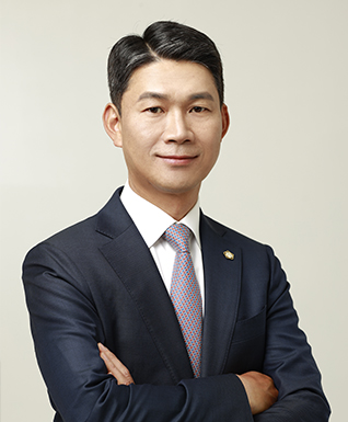 대표 변호사 : 김선욱